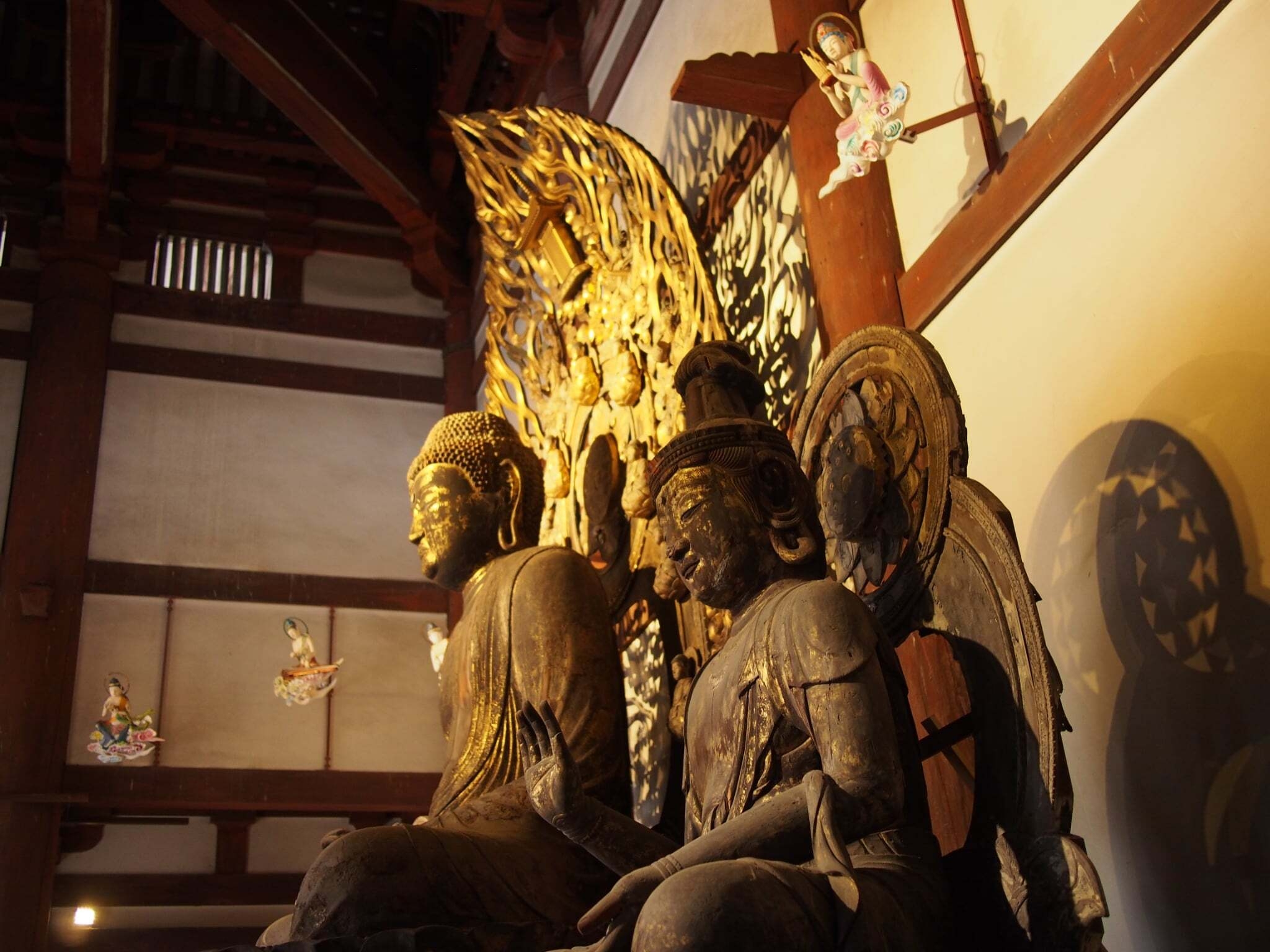 高校生が挑んだ仏像彩色プロジェクト 雲中供養菩薩が奈良「喜光寺」で