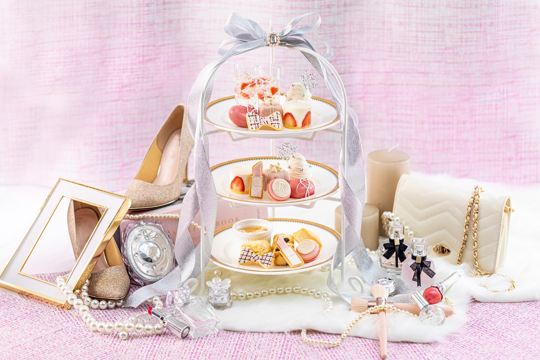 洋服の“ツイード柄”やコスメアイテムからイメージした上品なスイーツ お好きなアルファベットを選べる“イニシャルマカロン”も! 『クラシカルレディーのウィンターアフタヌーンティー』