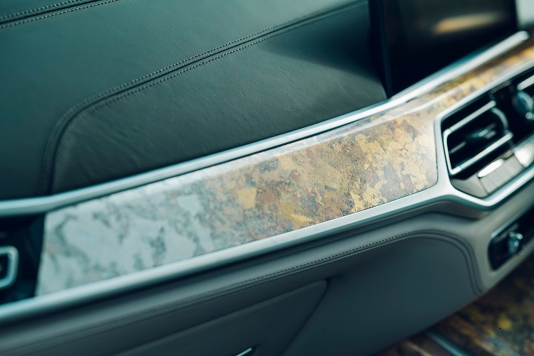 「五色金重ね」(ごしききんがさね)の手法を用いたトリム