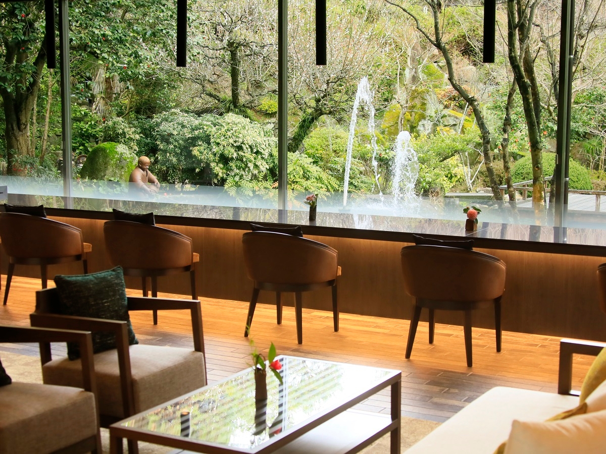 四季の移ろいを愉しむ <ロビーラウンジ>