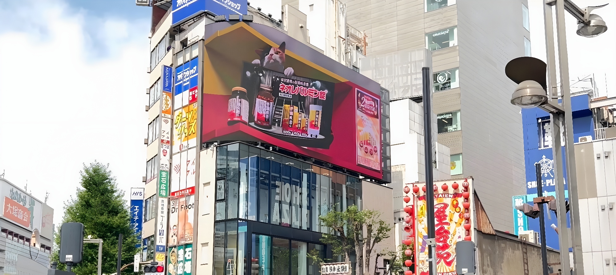 【話題の新宿巨大猫ビジョンで“肝臓ケア”を訴求】 ─ ネオレバルミン錠、屋外映像広告を開始