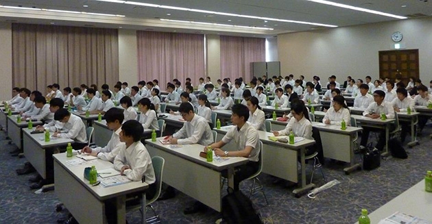 近畿大学×大阪信用金庫　見学会・交流会開催　就活を控える学生が地域金融機関の役割を学ぶ