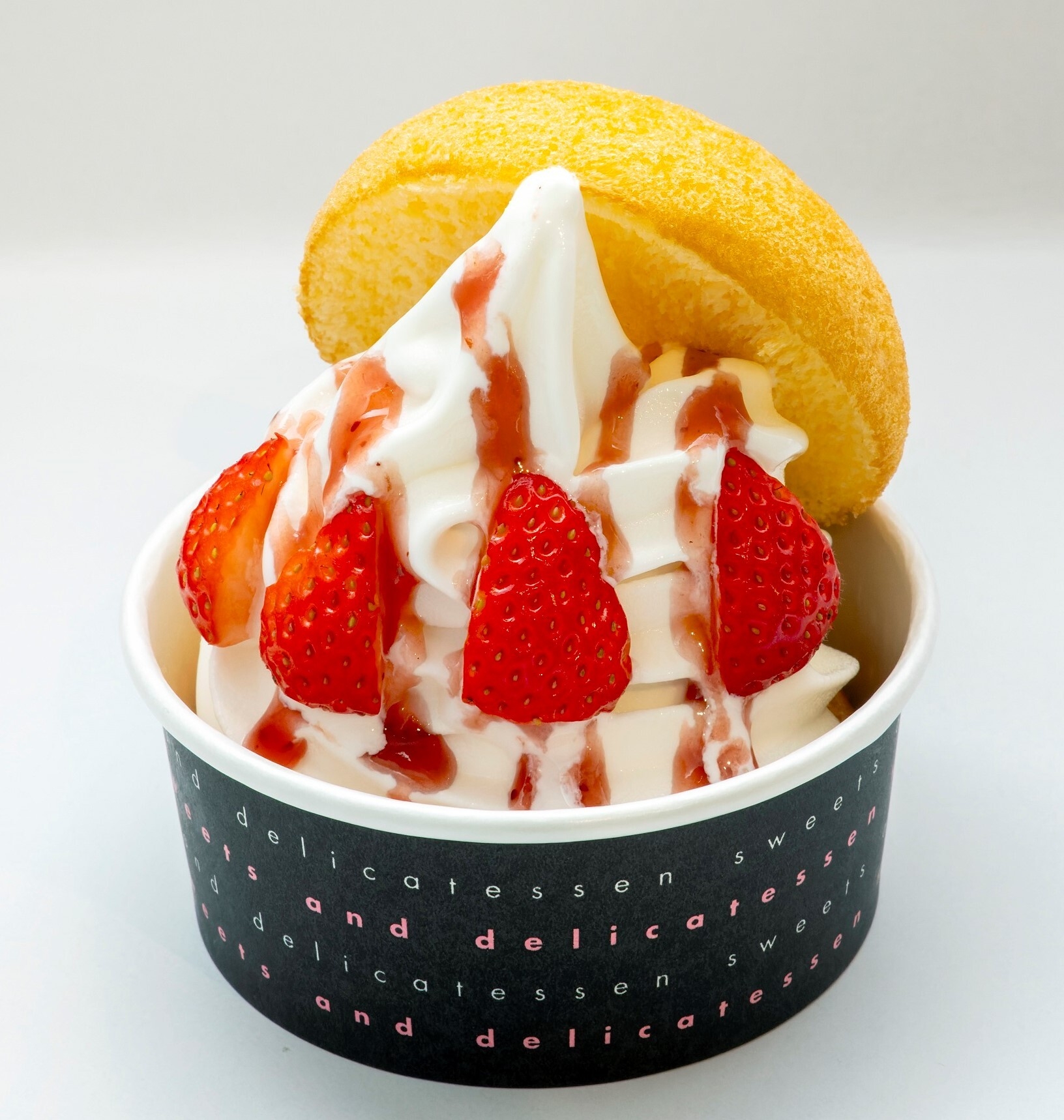 ペコちゃんのほっぺPremiumミルキーソフトクリーム(苺&苺ソーストッピング)