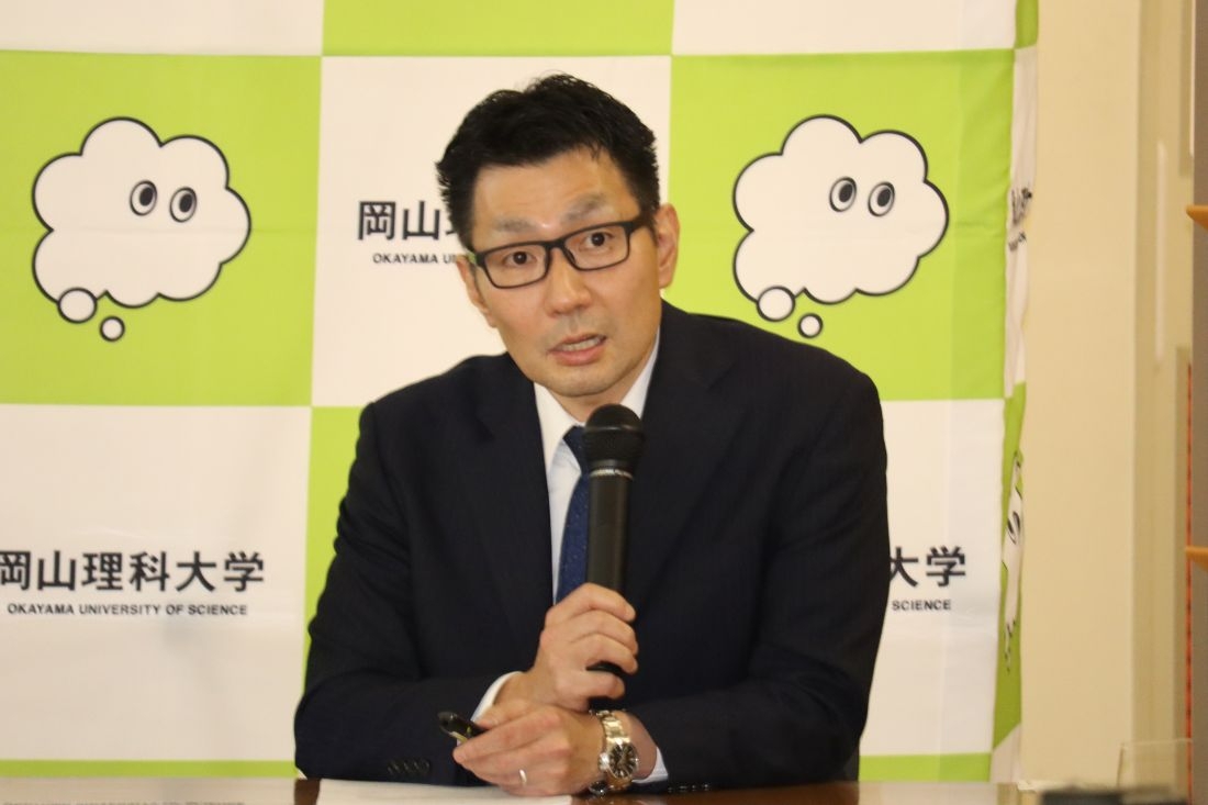 発見の経緯を説明する實吉教授