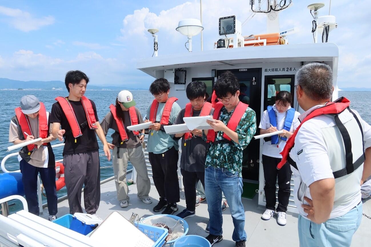 船上で環境調査の準備(船舶「しおさい」にて)
