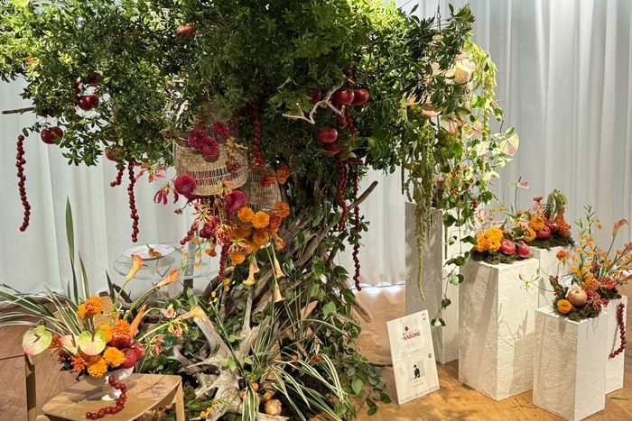 阿部学によるカゴメをイメージした花装飾(過去作品)