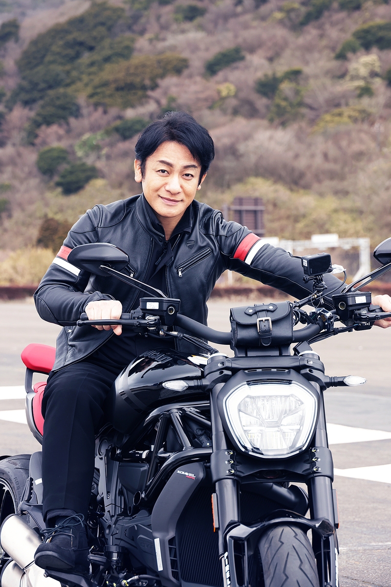 <BS松竹東急> 片岡愛之助 最新インタビュー&バイク写真が到着! BS松竹東急 開局1周年記念特別企画「愛之助が走る!彌十郎が撮る! 北条家ゆかりの伊豆めぐり ~バイクとカメラ 絶景&グルメ旅~」
