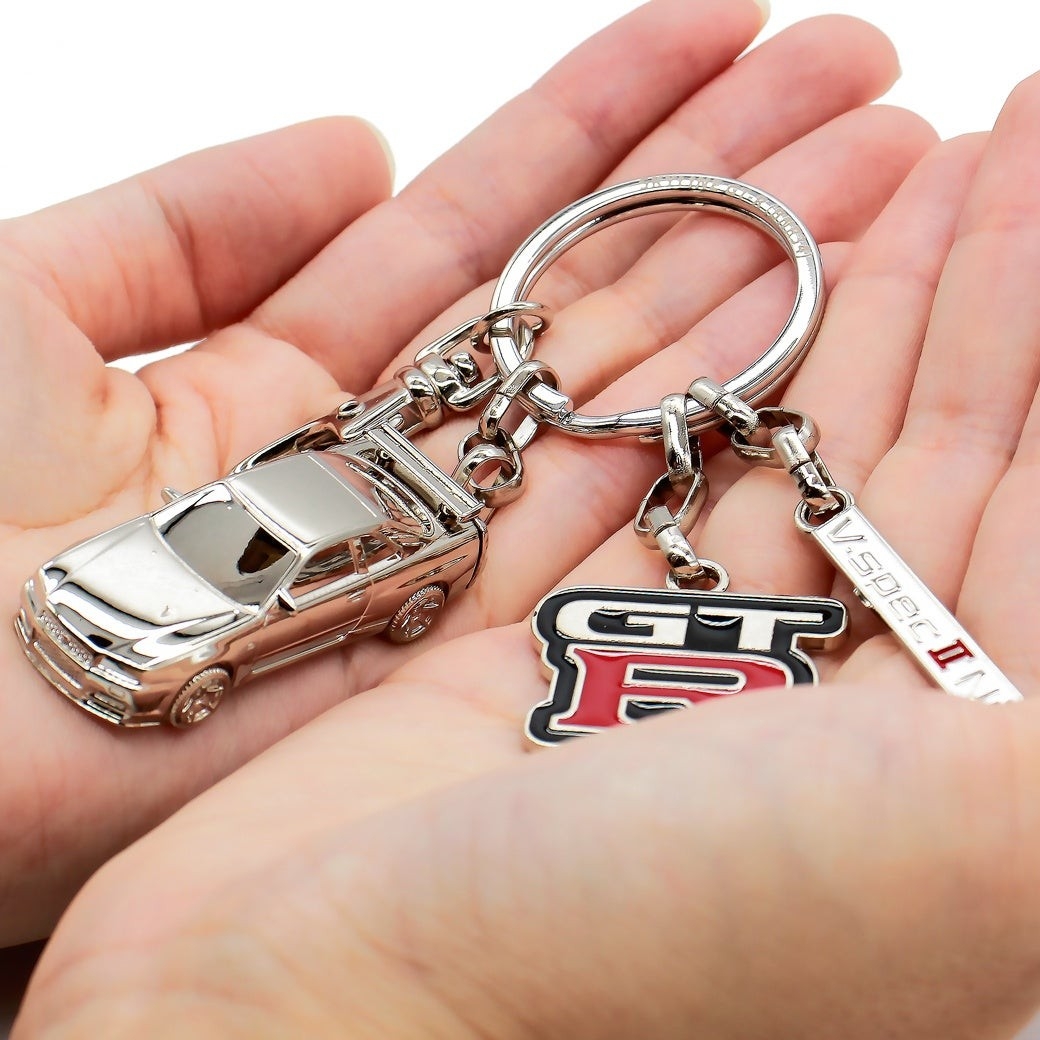 GTRグッズ 本 ピンズ キーホルダー 日産NISSAN スカイライン GTR 3000個限定】日産スカイライン GT-R (BNR34) キーリング、Amazon