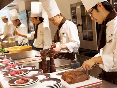 約50種類のプレミアムビュッフェ