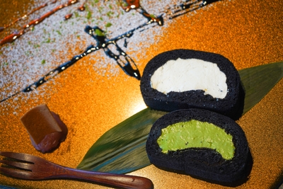 竹炭を生地に練り込んだ京黒ロール「くろまる」