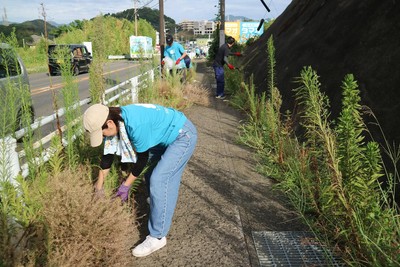 △ 清掃作業前後の比較（本社周辺の道路沿い）
