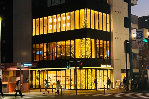 関内の夜空を照らす冬のシンボル 今年も輝く高さ約12mのクリスマスツリー　 『ロデオドライブ横浜関内店』