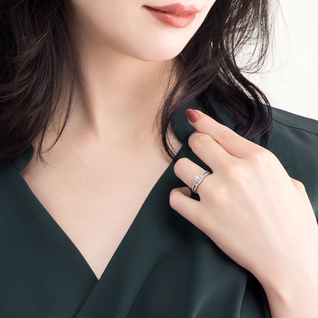 エメラルドカットのダイヤモンドを施した婚約指輪 11月23日(土)発売