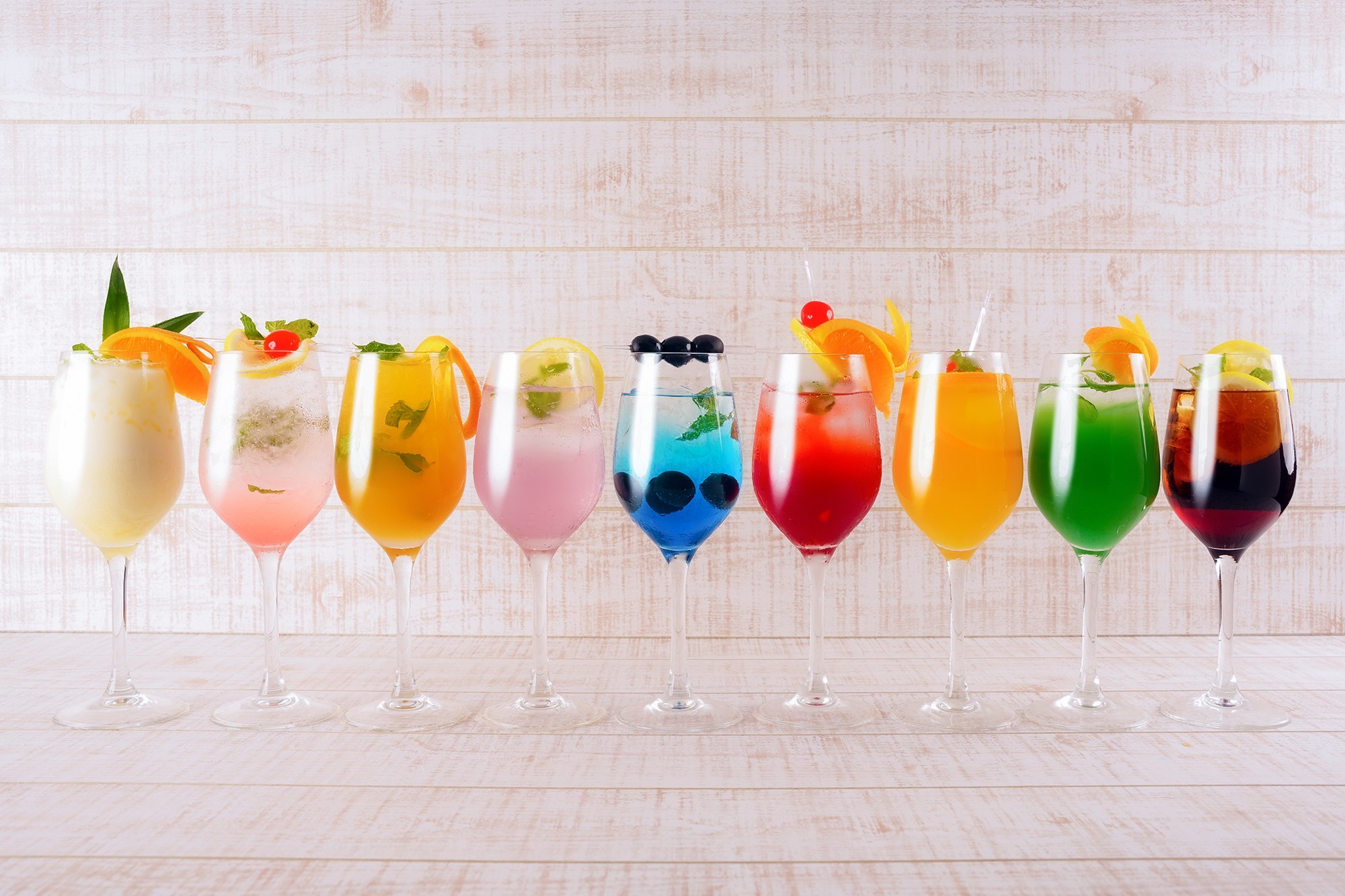 全9色の鮮やかなノンアルコールカクテル(各980円)