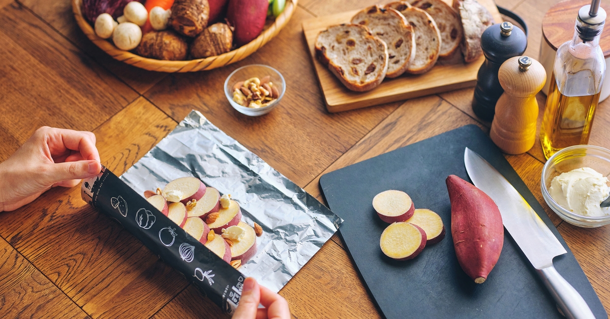 黒の効果で手軽に焼き芋が焼ける!『石焼きいも黒ホイル』がおかげさまで発売15周年!