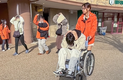 車いすを使った避難誘導の様子