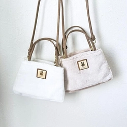 秋冬コーデにピッタリな、ミッフィーのふわふわなミニショルダーバッグ！ファー素材とミッフィーのワンポイントに高級感を感じる