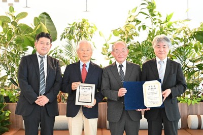 左からNEC 弓削亮太主幹研究員、飯島澄男名城大学終身教授・NEC特別主席研究員、日本物理学会 宮下精二会長、NEC 山田昭雄 執行役 Corporate EVP 兼 CAIO（提供：NEC）