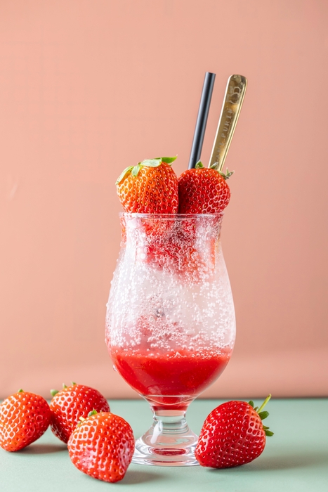 食堂のいちごソーダ 600円(店内)/650円(テイクアウト)