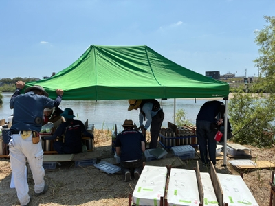 テント内で配線をつなぐ作業