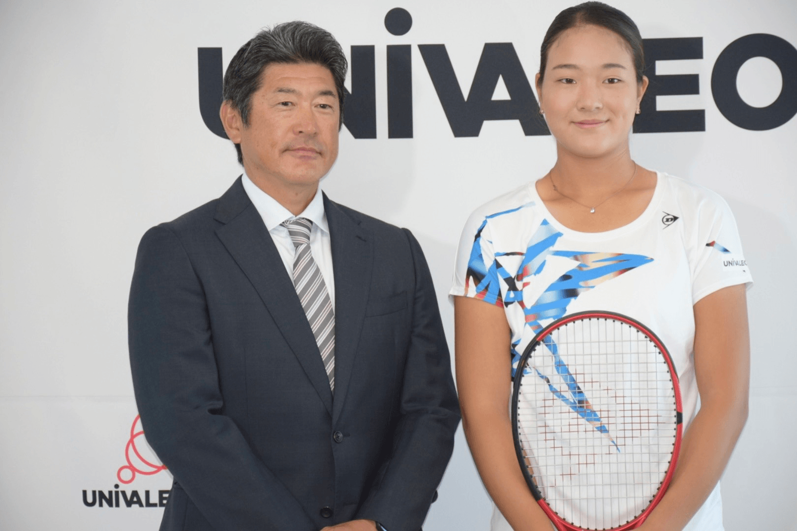 所属先記者会見での写真 左:父 石井琢朗氏(横浜DeNAベイスターズ)右:石井さやか選手