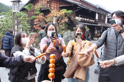 南木曽へのフィールドトリップ。みんなでみたらし団子と五平餅を食べました