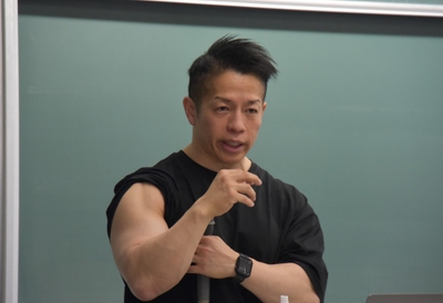 ゲスト講師として登壇した岡田教授