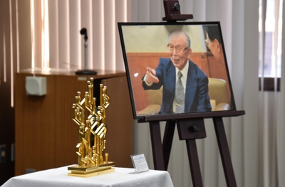 「エリザベス女王工学賞」のトロフィーと赤﨑勇特別栄誉教授