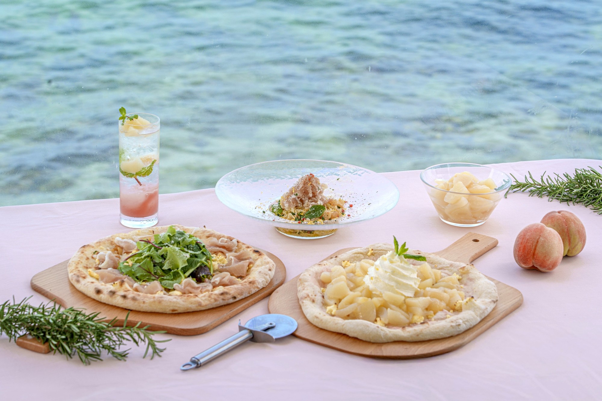 桃を好きなだけかけてOK！“桃かけ放題ピザ”が淡路島西海岸『miele』に登場！
桃づくしの夏メニュー 6月1日より開始！