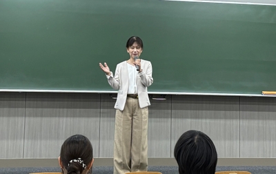 学生たちにメッセージを送る伊藤センター長