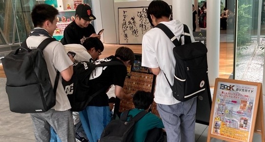 本にまつわる謎を解き、トレカを集めるうちに読書の楽しさに気づく 近畿大学中央図書館考案のゲームで学生の読書離れを防ぐ!
