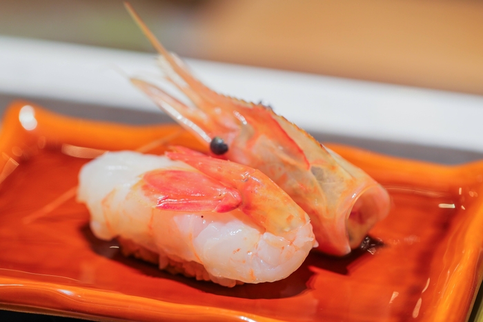 有頭ボタン海老をその場でさばいて提供