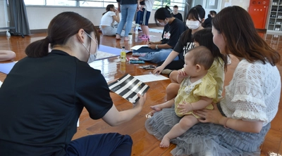 近大九州短大が親子で楽しめる製作や読み聞かせのイベントを開催　保育科の学生が夏休みの思い出づくりで子育て世代を支援