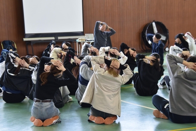 指導する荒木名誉教授