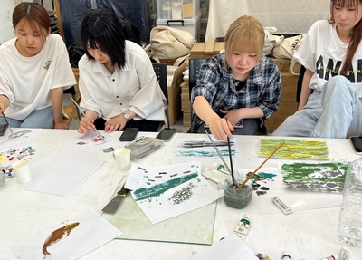 壁画に描く素材を検討する学生たち（芸術学部・五十嵐英之研究室提供）