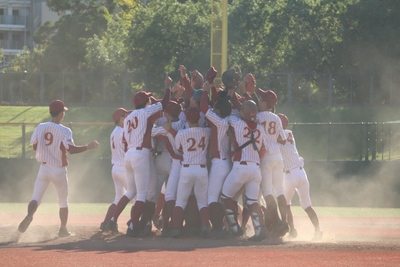 最後の打者を打ち取り、マウンド上で歓喜の輪が広がる