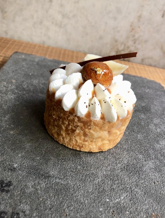 「Patisserie Boulangerie ENTIER」の「ロイヤルチャイとヤマト醤油のサントノーレ」 プティガトー 800円
