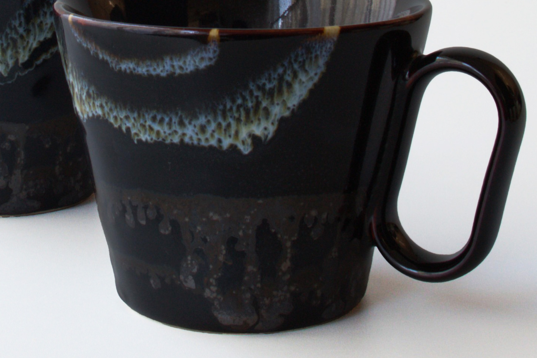 漆黒の釉薬に藁灰が織りなす渚のような景色が浮かび上がる