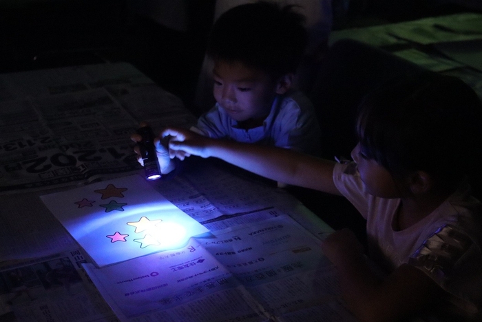 ライトで照らすと暗闇に絵が浮かび上がります