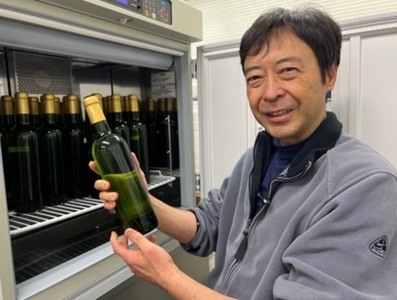 乾杯用のワインを準備する金子明裕・ワイン発酵科学センター長