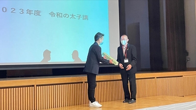 京都第一支部　畑支部長（右）から富山第二支部　笹川支部長へのお宿引き継ぎの様子