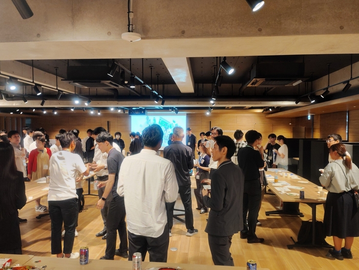 懇親会は立食形式で自由に交流