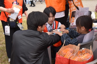 子どもたちも応急手当を体験