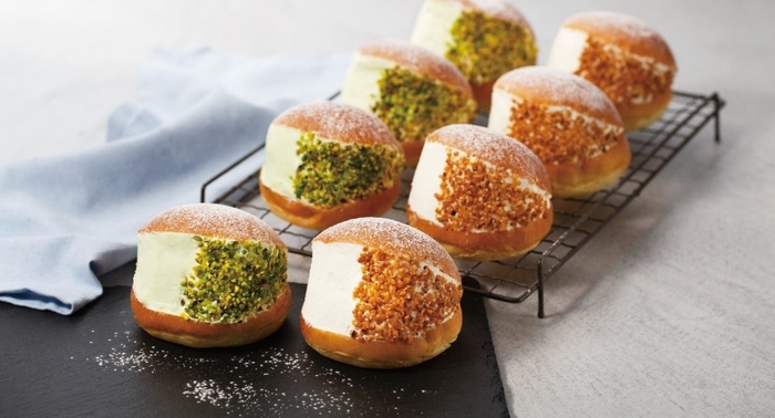 左から、マリトッツォ ピスタチオ&フランボワーズ 550円、マリトッツォ レアチーズ&プラリネ 495円