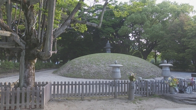 広島市の平和記念公園の一角にある原爆供養塔