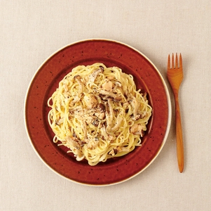 「簡単すぎる自炊講座」より、ゆで鍋いらず、フライパンひとつで完成の「サーモンきのこクリームスパ」