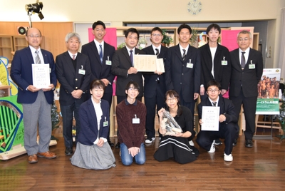 収益を寄付した伊藤ゼミや名古屋聾学校、愛知大学野球連盟と東海テレビの皆さん