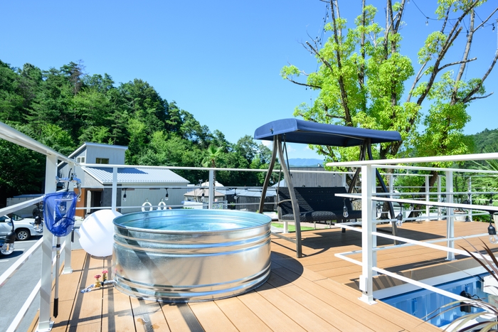 屋上デッキはアクティビティが充実!TANKプールやブランコ、9月にはサウナも設置予定