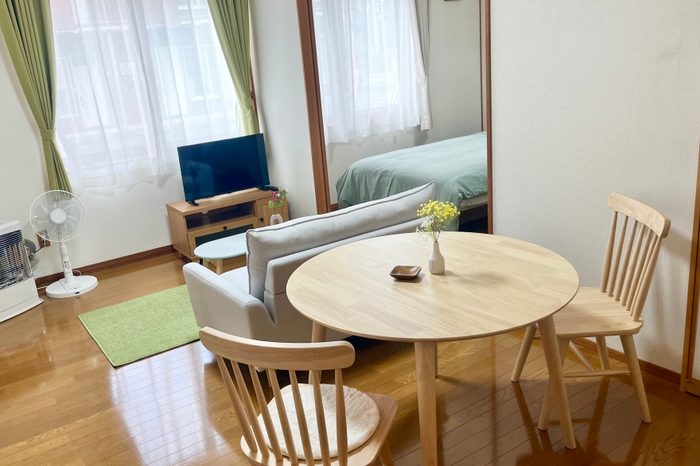 木製の丸テーブルとイス