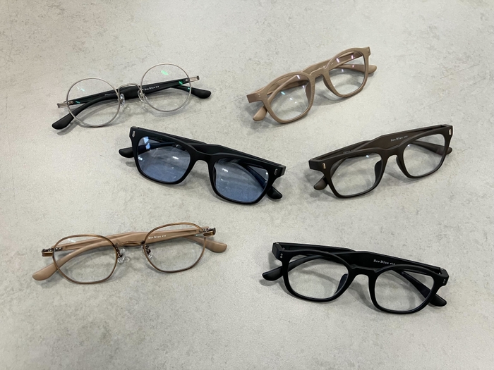 プラスチックフレーム各8,800円(税込・セットレンズ代込)・コンビネーションフレーム各11,100円(税込・セットレンズ代込) ※カラーレンズへのカスタマイズは別途料金3,300円(税込)~